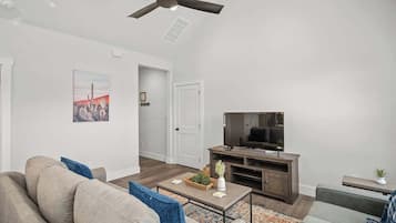 House, 1 King Bed, Hot Tub (940 S Eagle B2 #202) | Living area | Fireplace