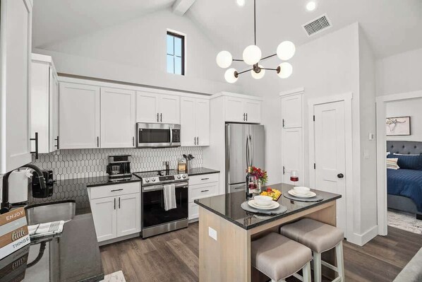 Casa, 1 cama King size, hidromasaje (940 S Eagle B2 #202) | Cocina privada | Cafetera y tetera