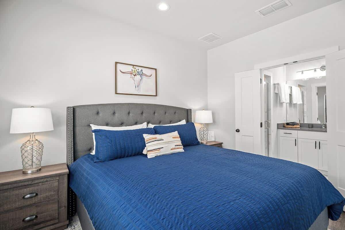 Maison, 1 très grand lit, baignoire à remous (940 S Eagle B2 #202) | 1 chambre, décor unique, ameublement unique, literie fournie