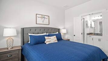 Maison, 1 très grand lit, baignoire à remous (940 S Eagle B2 #202) | 1 chambre, décor unique, ameublement unique, literie fournie