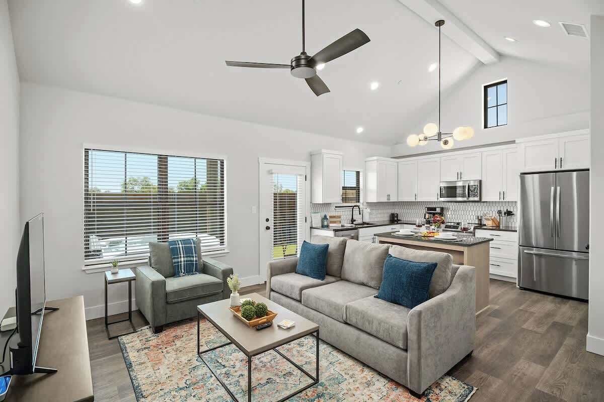 House, 1 King Bed, Hot Tub (940 S Eagle B2 #202) | Private kitchen | Coffee/tea maker, electric kettle