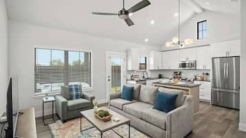 House, 1 King Bed, Hot Tub (940 S Eagle B2 #202) | Private kitchen | Coffee/tea maker, electric kettle