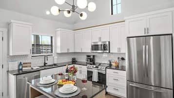 Casa, 1 cama King, banheira de imersão (940 S Eagle B2 #202) | Cozinha privada | Cafeteira/chaleira, chaleira elétrica