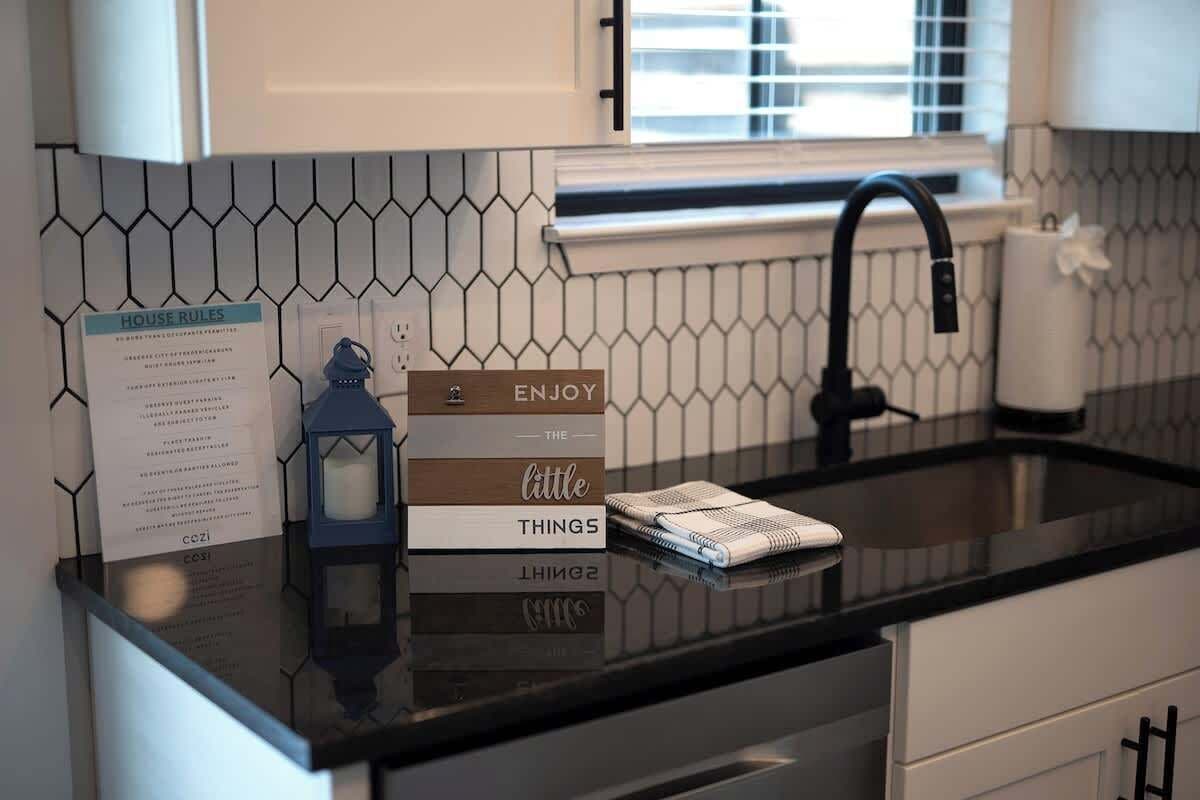 House, 1 King Bed, Hot Tub (940 S Eagle B2 #202) | Interior