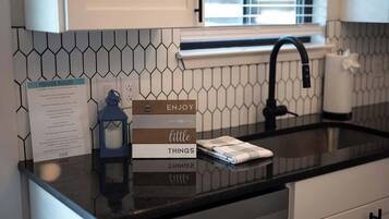 House, 1 King Bed, Hot Tub (940 S Eagle B2 #202) | Interior