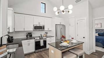 House, 1 King Bed, Hot Tub (940 S Eagle B2 #202) | Private kitchen | Coffee/tea maker, electric kettle