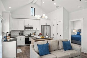 Maison, 1 très grand lit, bain à remous (940 S Eagle B2 #202) | Intérieur