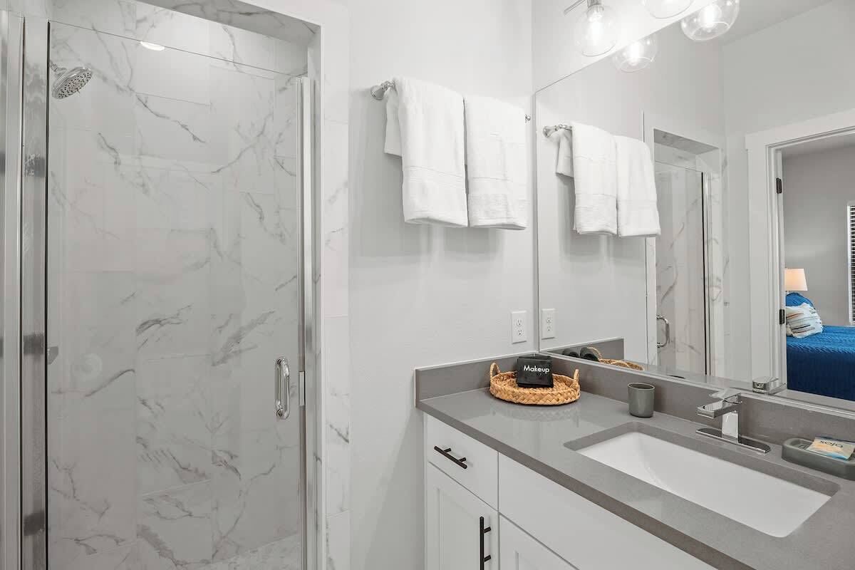 House, 1 King Bed, Hot Tub (940 S Eagle B2 #202) | Bathroom | Towels