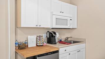 Kamar, 1 Tempat Tidur King, hot tub | Dapur pribadi | Lemari es, microwave, dan mesin pembuat kopi/teh