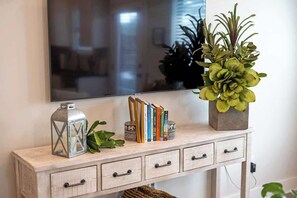 Interior - Serengeti New Build With Hot Tub (Fredericksburg)