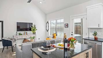 Kondominium, 1 Tempat Tidur King, hot tub (930 S Eagle B1 #103) | Interior