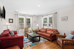 Ferienhaus, Mehrere Betten, Whirlpool | Wohnbereich | Fernseher