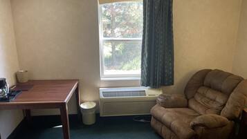 Hypo-allergenic bedding, free WiFi, bed sheets