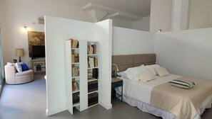 1 soverom, safe på rommet, strykejern/-brett og wi-fi (inkludert)