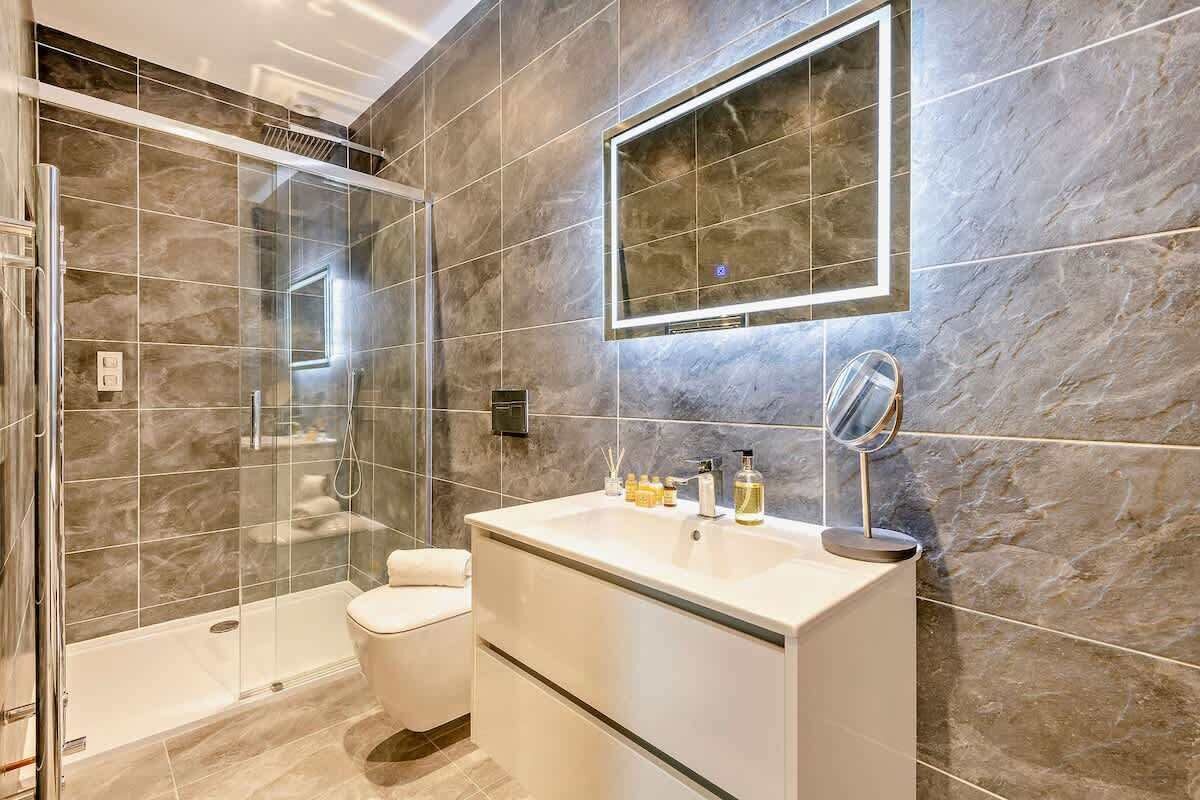 Shower, hair dryer, towels, shampoo