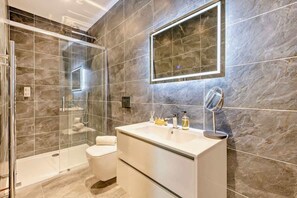 Dusche, Haartrockner, Handtücher, Shampoo