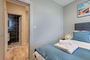 2 habitaciones, tabla de planchar con plancha y cuna de viaje 