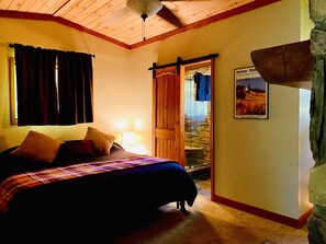 3 bedrooms, desk, iron/ironing board, free WiFi - Murphy Mountain House - Creeks, Firepits & High Speed Internet! (Murphy)