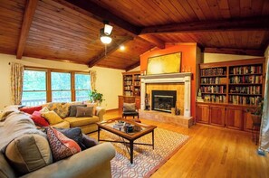 TV connectée, cheminée, livres