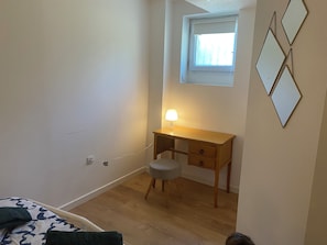 2 camere, una scrivania, ferro/asse da stiro, culla da viaggio