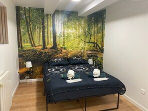 2 soverom, skrivebord, strykejern/-brett og reiseseng for barn