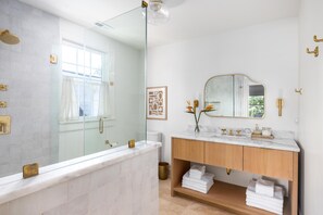 Combined shower/tub, hair dryer, towels, soap - Designer Loft Near Hampton Park + Game Room+ Sunny Porch (Charleston)