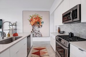 Geladeira, micro-ondas, fogão, cooktop