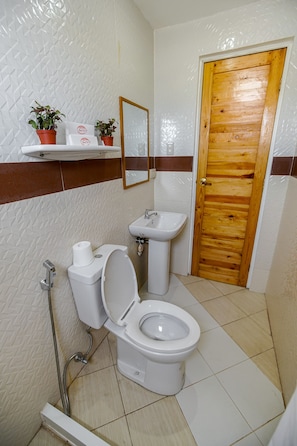 Familienzimmer, Mehrere Betten, mit Bad | Badezimmer | Dusche, Regendusche, kostenlose Toilettenartikel, Haartrockner