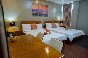 家庭房, 多张床, 独立浴室 | 羽绒被、办公桌、笔记本电脑工作区、遮光窗帘