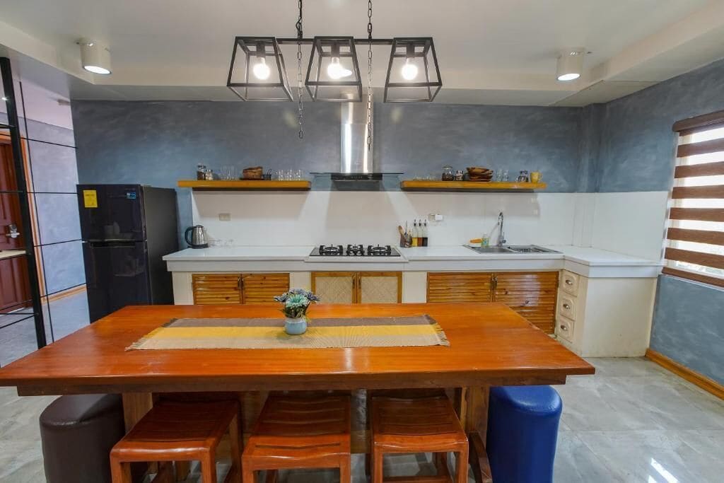 Full-size fridge, stovetop, dishwasher, rice cooker