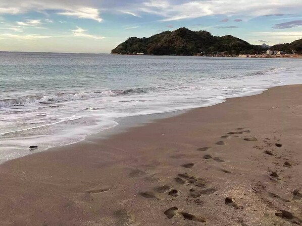 靠近海滩、间海滩酒吧