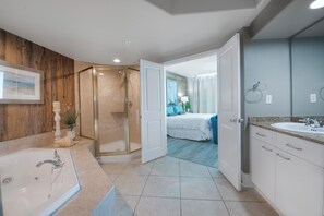 Douche, baignoire à remous, séchoir à cheveux, serviettes fournies