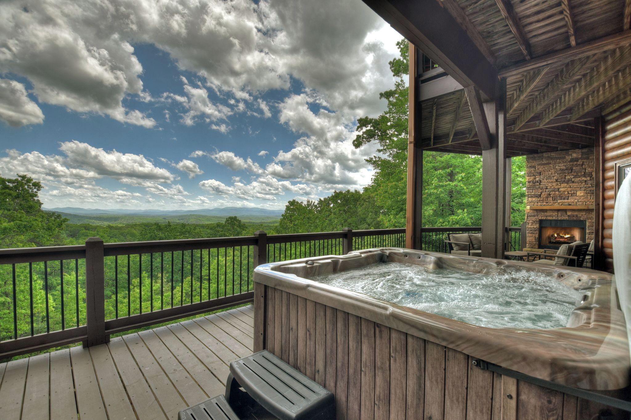 Sunrise Vista Lodge - Mountain Views & Fireplaces!