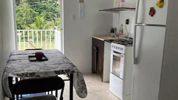Fridge, coffee/tea maker, cookware/dishes/utensils, lobster pot