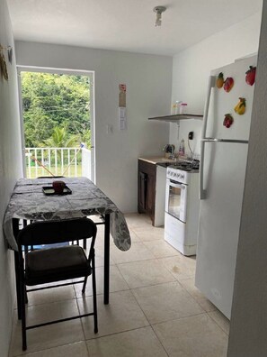 Fridge, coffee/tea maker, cookware/dishes/utensils, lobster pot - Hacienda Vista Del Rio 1 (Orocovis)