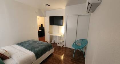 2 bedroom cozy Guesthouse near the Strip