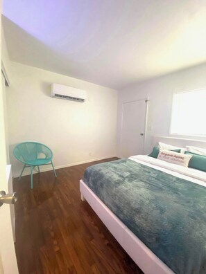 2 bedrooms, desk, iron/ironing board, WiFi