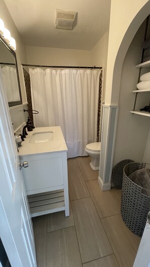 吹风机、毛巾、肥皂、洗发水