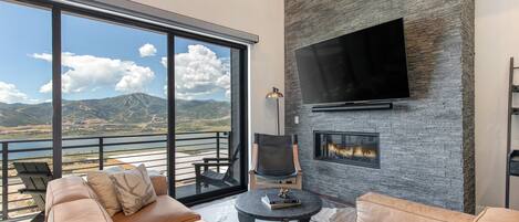 Televisión, chimenea y futbolito