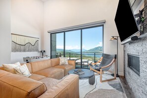 Fernseher, Kamin, Tischfußball, Bücher