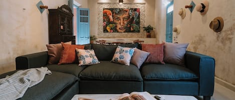 Smart TV, books, stereo