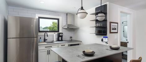 Refrigerador, horno, parrilla de estufa y cafetera y tetera