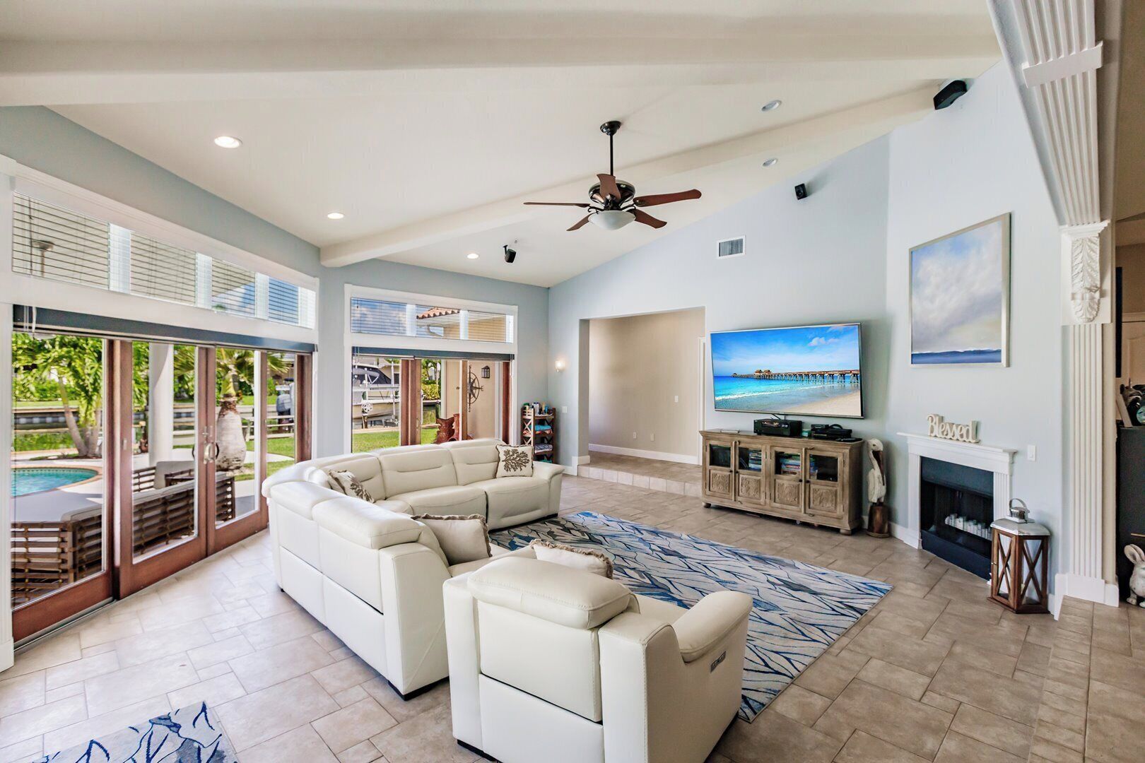 Een smart-tv, een dvd-speler en een stereo