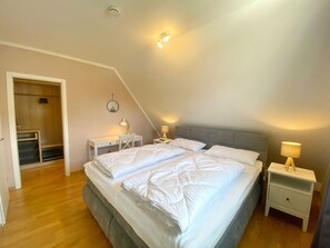 3 bedrooms, iron/ironing board, WiFi, bed sheets