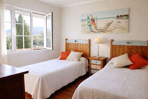 4 habitaciones, tabla de planchar con plancha y cuna de viaje 
