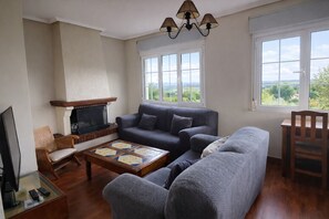 Televisión y chimenea 