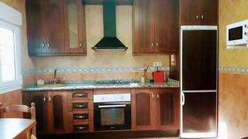 Een koelkast, een microgolfoven, een oven