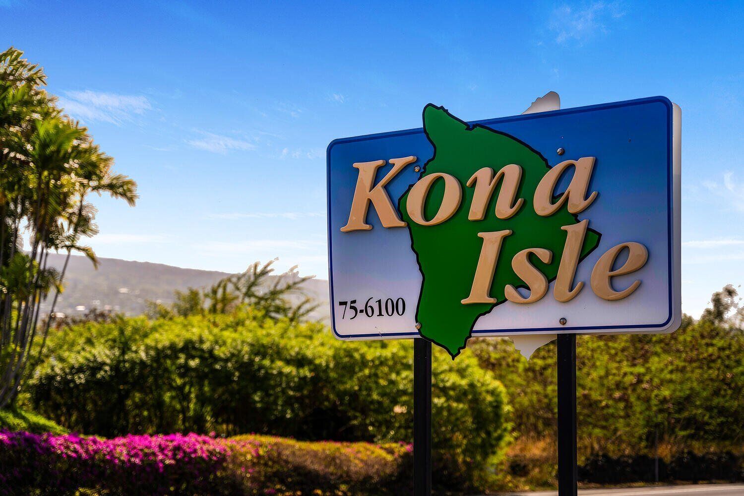 Naamplaatje voor Kona Isle, met een kaartomlijning en een telefoonnummer.