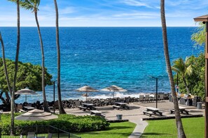 Outdoor dining - 🏖️Pretty Ocean View | Top Floor | Concierge Included (Kailua Kona)