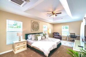 3 bedrooms, desk, iron/ironing board, travel cot - Florida Oasis w/ Large Screened Patio & Roomy Master Suite (Ocala)